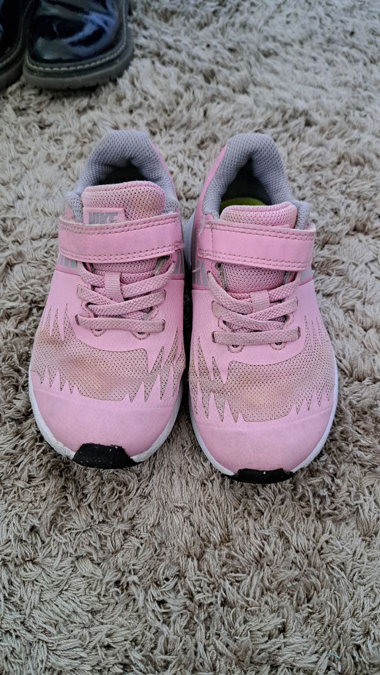 Nike Scarpe per ragazze: chaussures taille 27.5 , bon état, nike  – Usato da Meyrin venduto da Zahra011 1