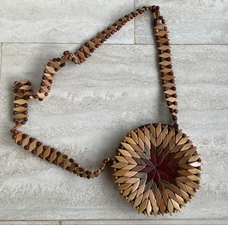 Stylische Damenhandtsche mit Holzmosaik