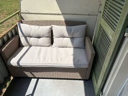 Gemütliches Rattan Gartensofa mit Kissen