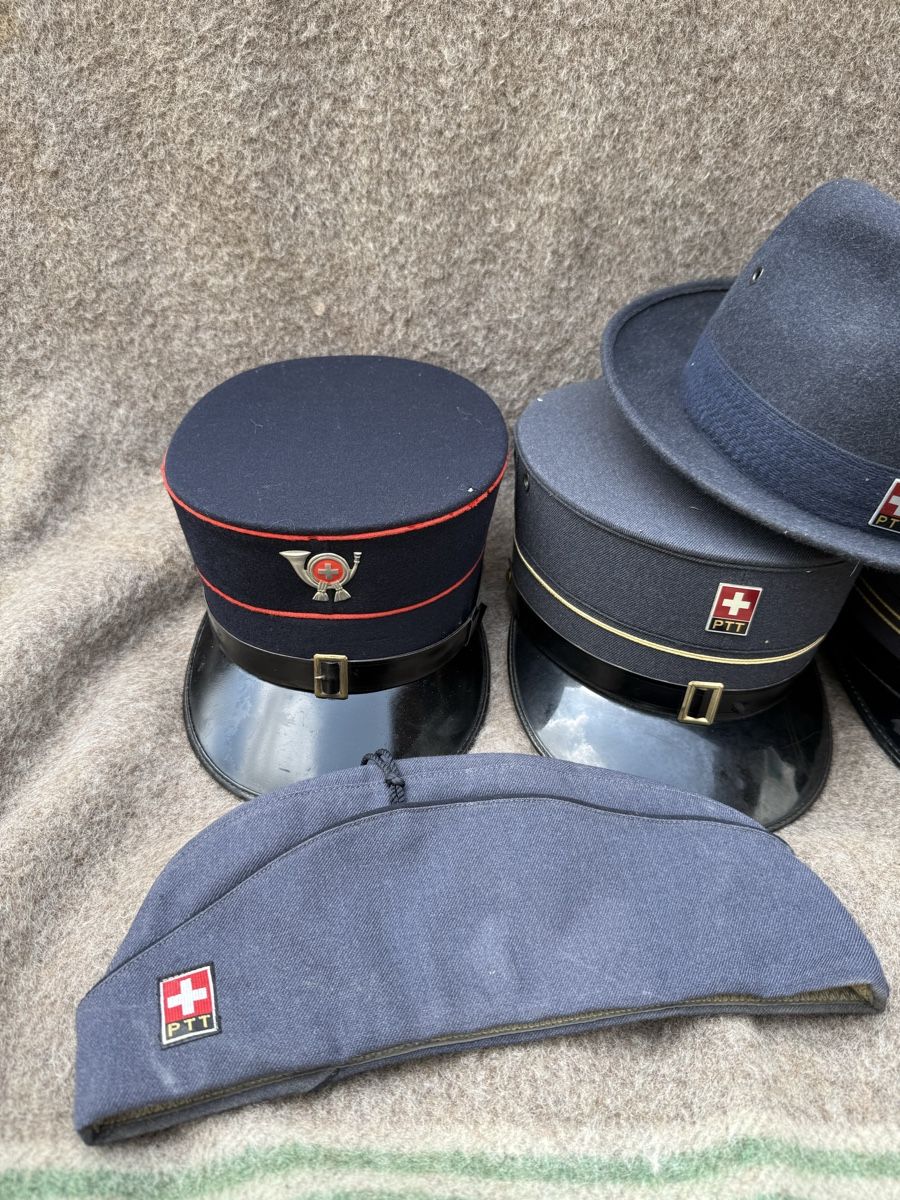 La Poste Uniformes: Lot couvre-chefs de la poste  – D'occasion à Fribourg par Ardoffel 1