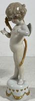Antike Skulptur >>Amor mit Pfeil und Bogen<< aus Porzellan