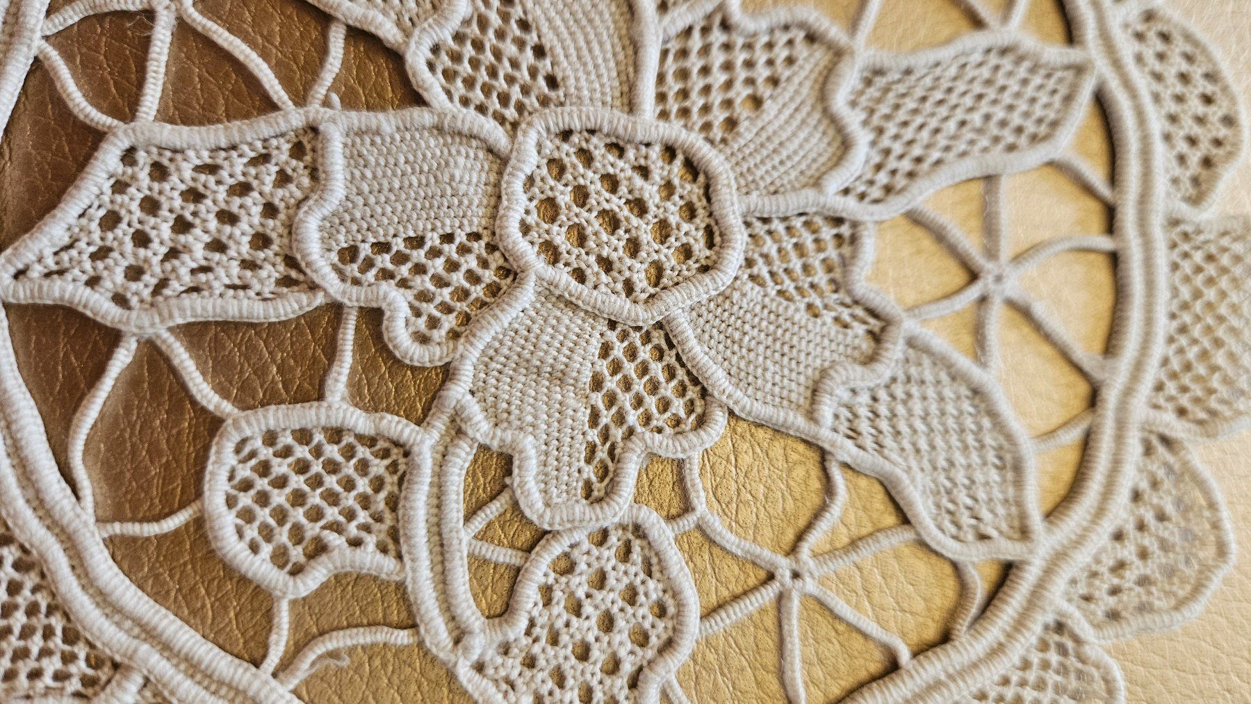 Altra biancheria da tavola: Spitzendeckchen Spitzendeckeli D13 cm Deckeli Hellbbeige – Usato da Gossau ZH venduto da LeoniesDeko 4