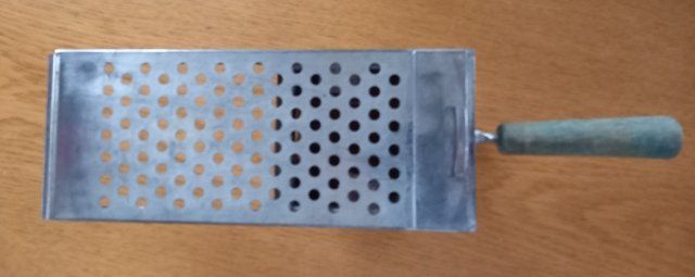 Râpe à Spätzle En Acier Inoxydable Avec Poignée Caoutchouc - Pour Casserole Jusqu'à 30 Cm - Passe Au Lave-vaisselle