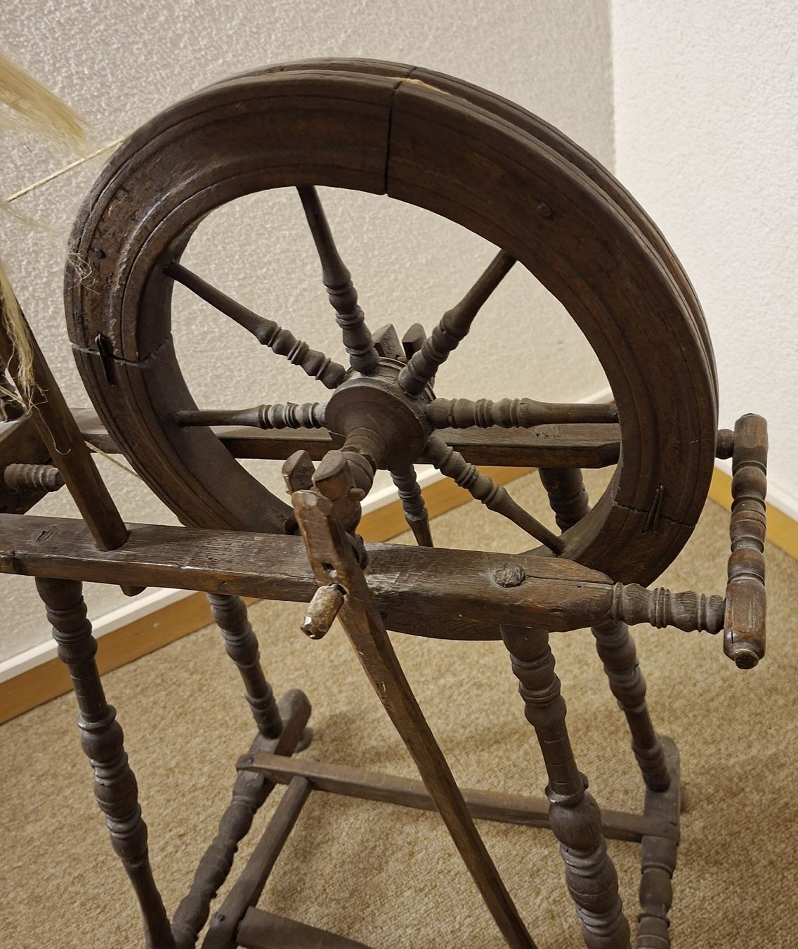 Ruote per filare: Antikes Spinnrad Holz Handarbeit – Usato da Pfäffikon ZH venduto da enderby01 1