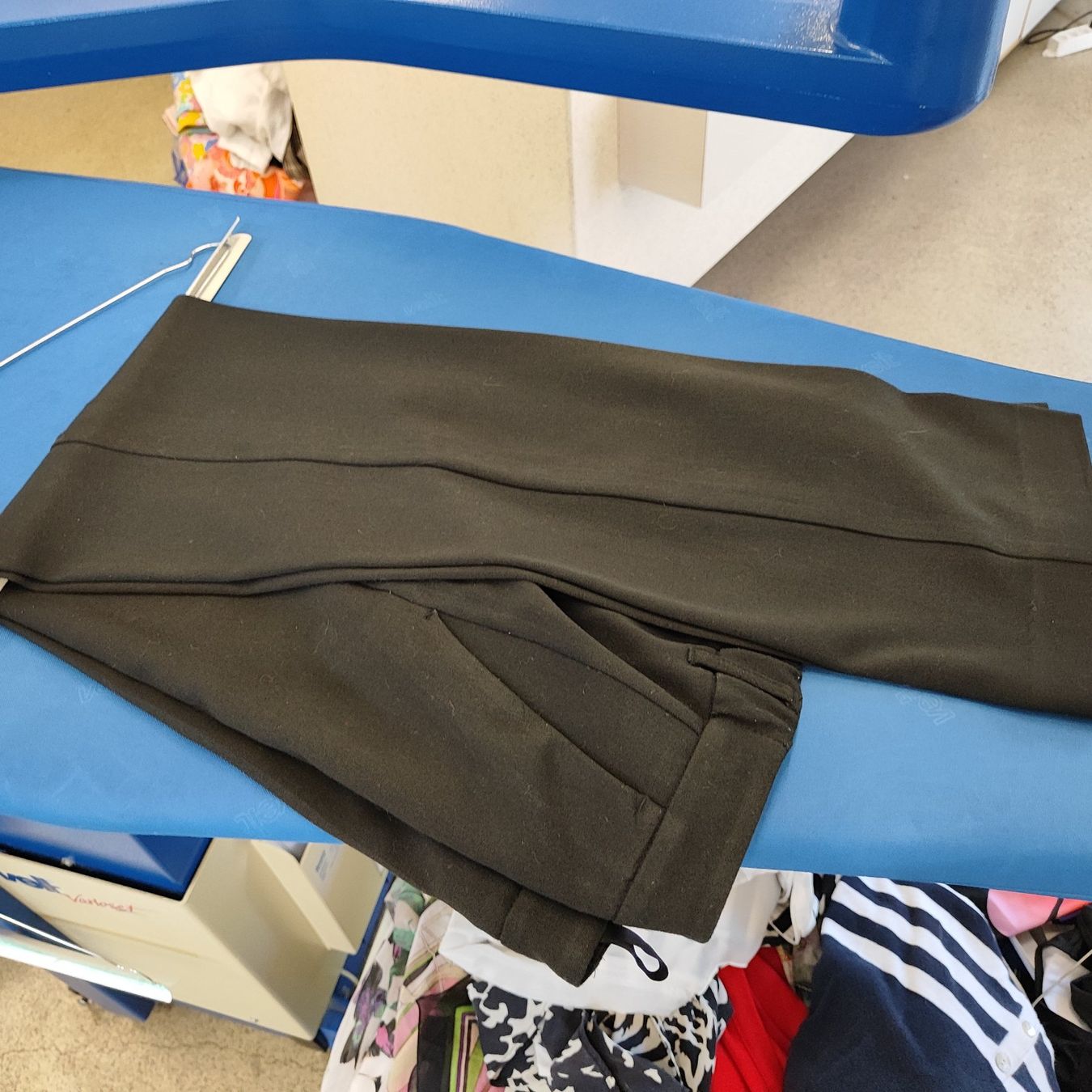 Pantaloni: Damen Hose GR 42 – Usato da Langnau am Albis venduto da Judithsebi