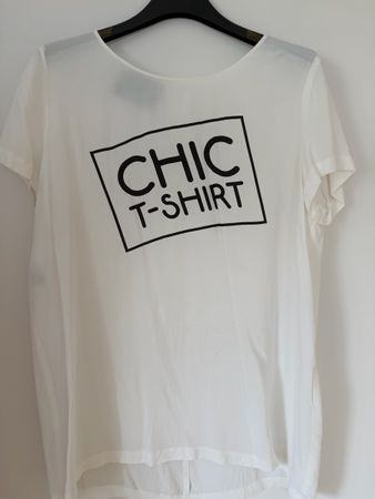 Boutique Moschino White Chic T-shirt. Size 40/12. Summer!