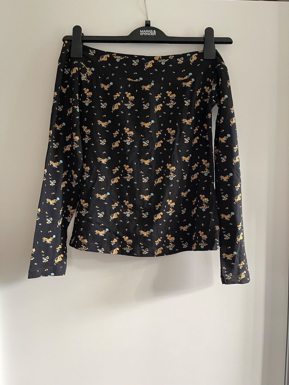 Tops: Pull noir à fleurs épaules dénudées – Gebraucht aus Sion von edelweissse