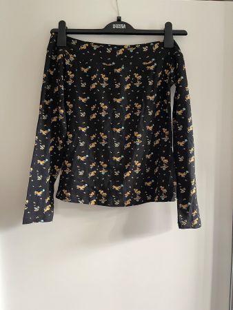 Pull noir à fleurs épaules dénudées