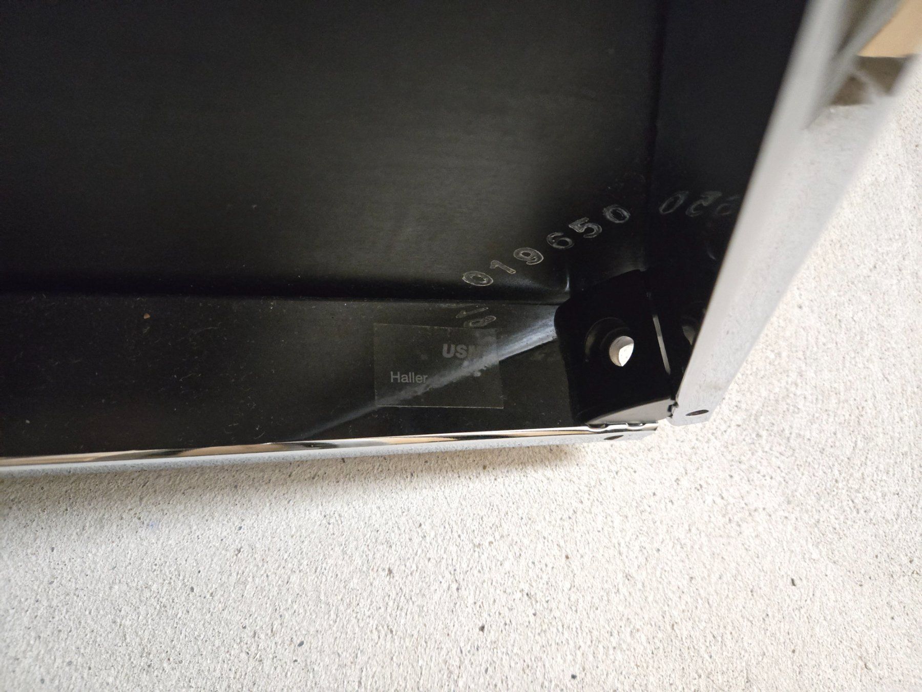 USM Tische: USM Haller Trapeztisch, Schwarz – Gebraucht aus Basel von noah27 1