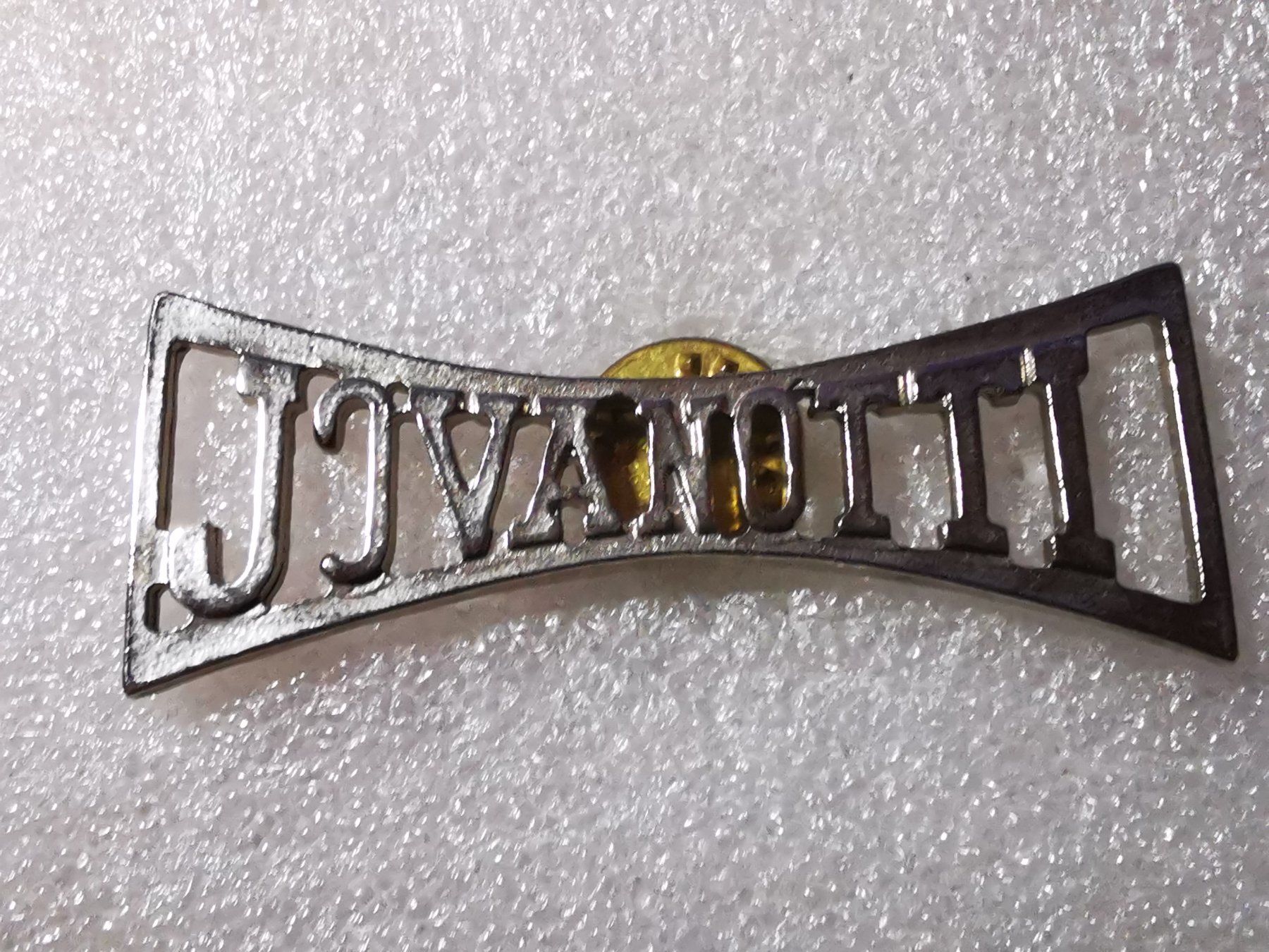 Placchette & Badge: Ansteckpin 14: JC Vanotti – Usato da Oppligen venduto da Pin-Fall-Shop