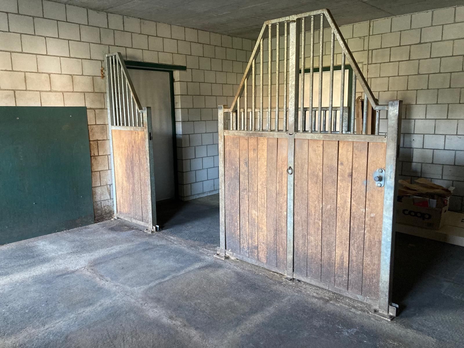Stallzubehör: Pferdeboxen / Pferde Stall Boxen, massiv und robust – Gebraucht aus Olten von Janie8601