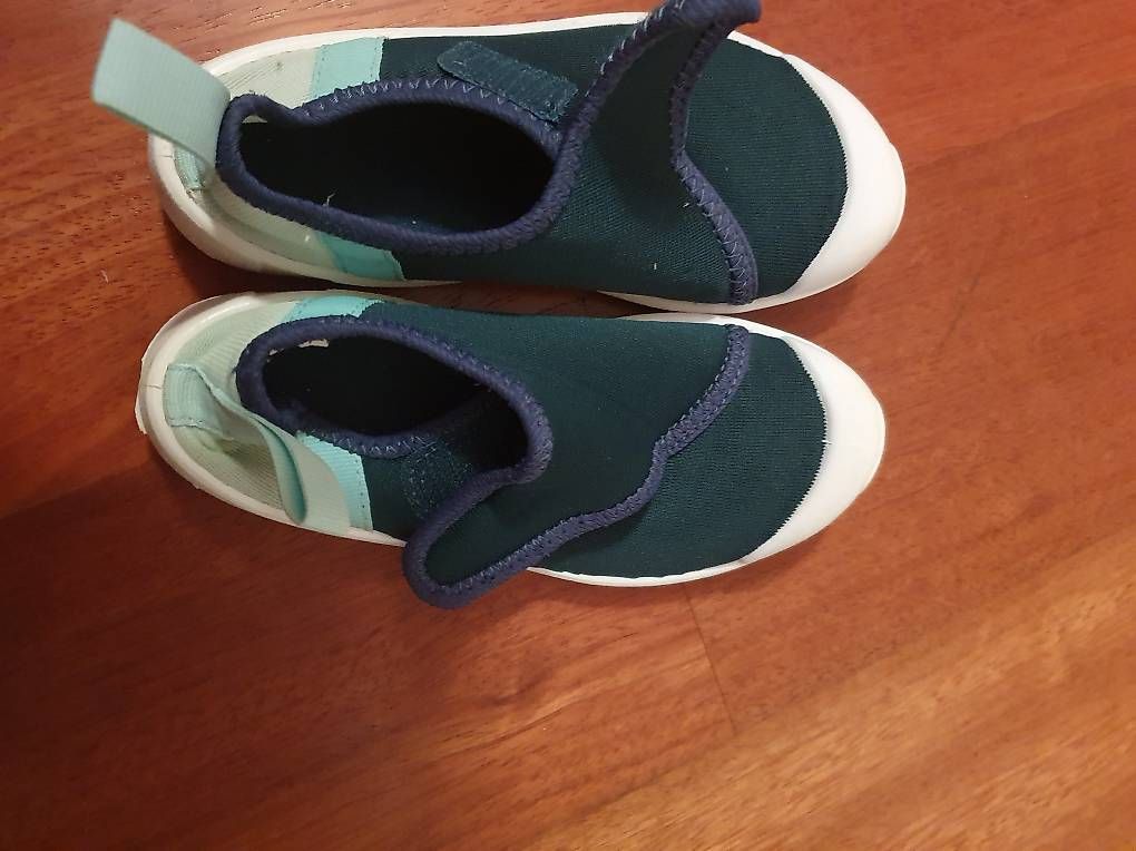 Decathlon Scarpe per ragazzi: Chaussures de plage à scratch Taille 28/29 – Usato da Rolle venduto da gae_y2rp 1