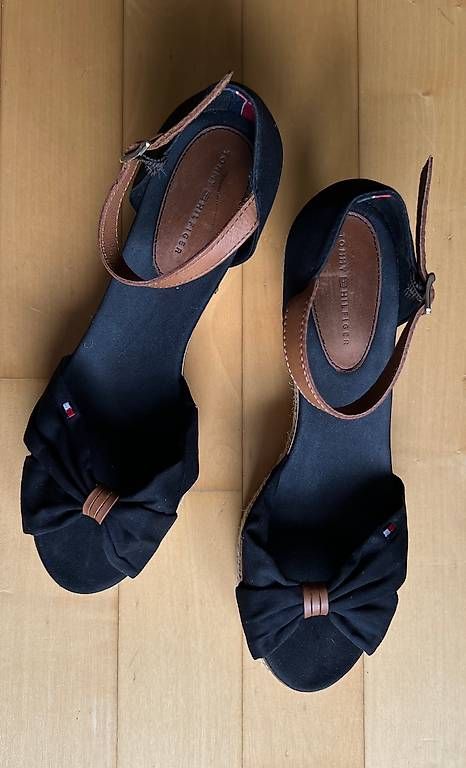 Scarpe da donna: TOMMY HILFIGER Sandalen schwarz Gr.40 – Usato da Basel venduto da Findus78