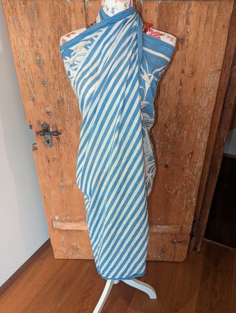 Sommerliches Pareo/Strandtuch, blau/weiss, top