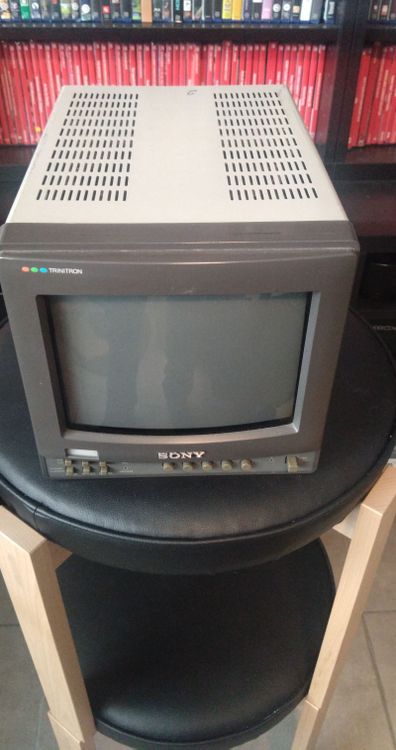 Sony Trinitron PVM-9020 ME avec pare soleil et cables