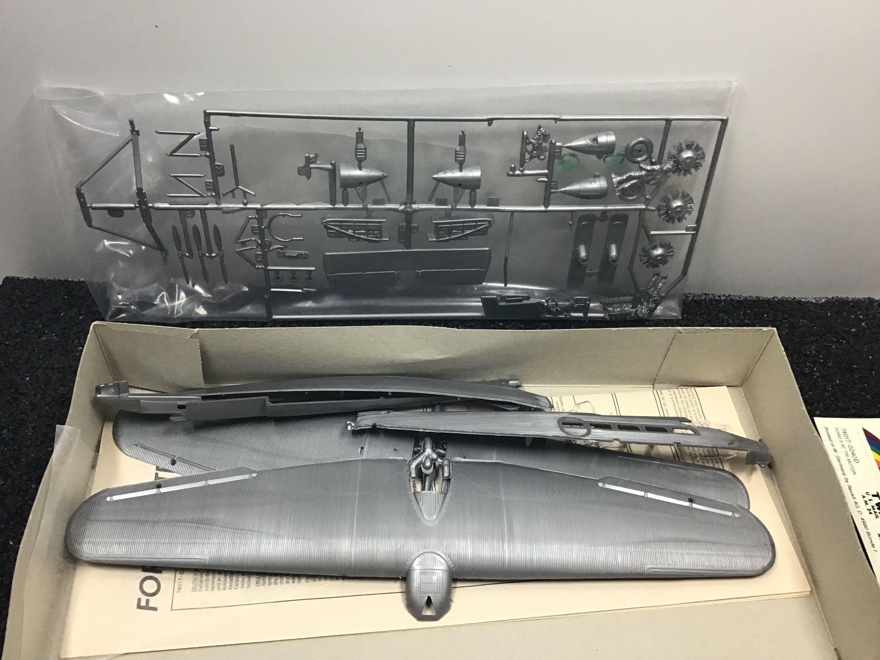 Kit di modellismo & Modellini statici: MONOGRAM FORD 5-ATTRI-MOTOR 1/72 – Usato da Männedorf venduto da Modell-Spezialisten 1