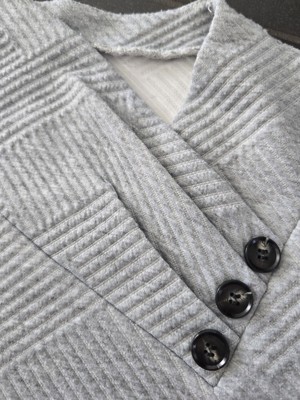 Maglioni & Felpe: Trendiger Pullover in Grau mit Knöpfen, Grösse S-M – Usato da Unterentfelden venduto da Panda-87 3