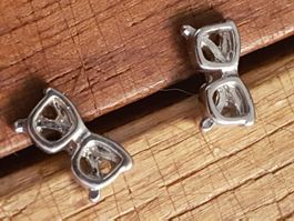 Ohrstecker Brille silberfarben zart klein