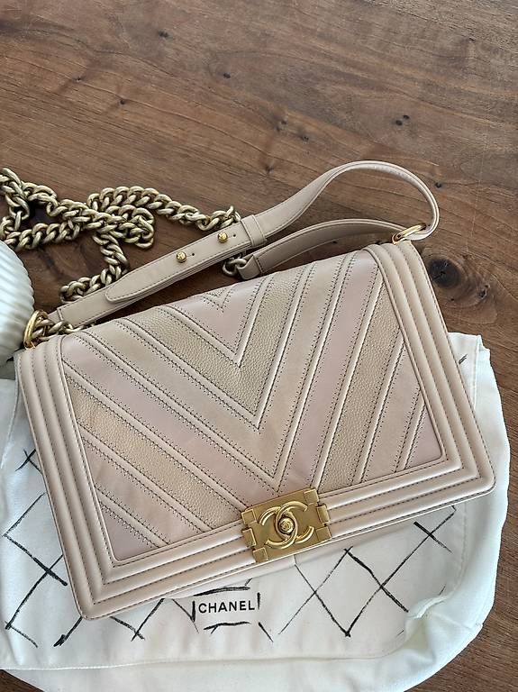 Taschen für Damen: Chanel Boy Medium Cevron Steppung – Gebraucht aus Unterägeri von mar_96hk 1