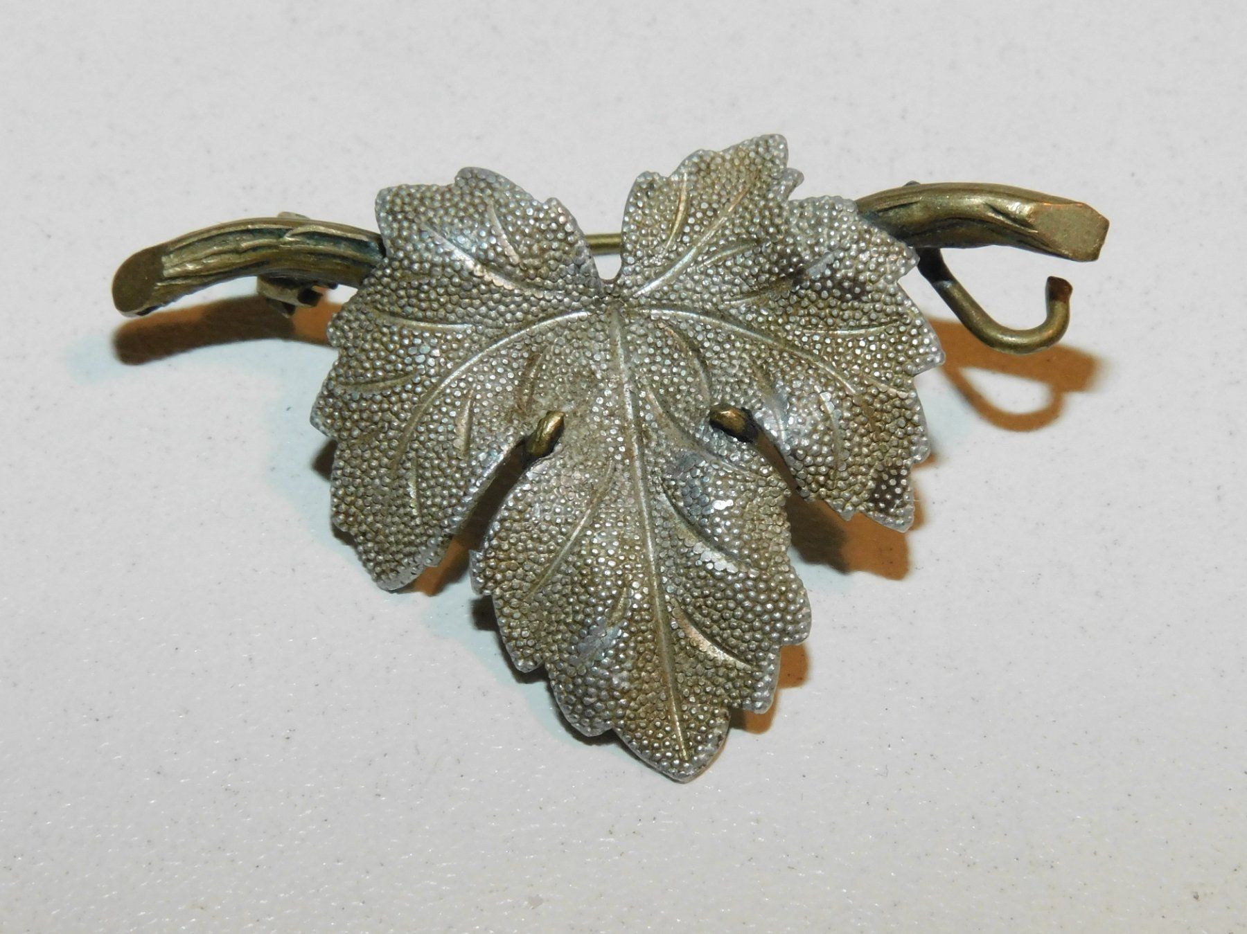 Broches & Aiguilles: Brosche alte handgemachte Brosche 5.5 x 2 cm – D'occasion à Sursee par 76
