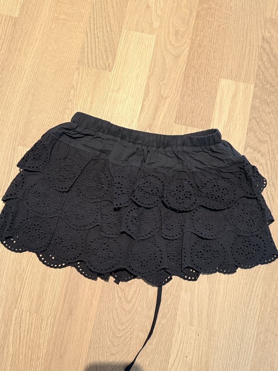 Pantaloni: Puffy floral black shorts - PARTY – Usato da Spreitenbach venduto da 94l_9shv 1