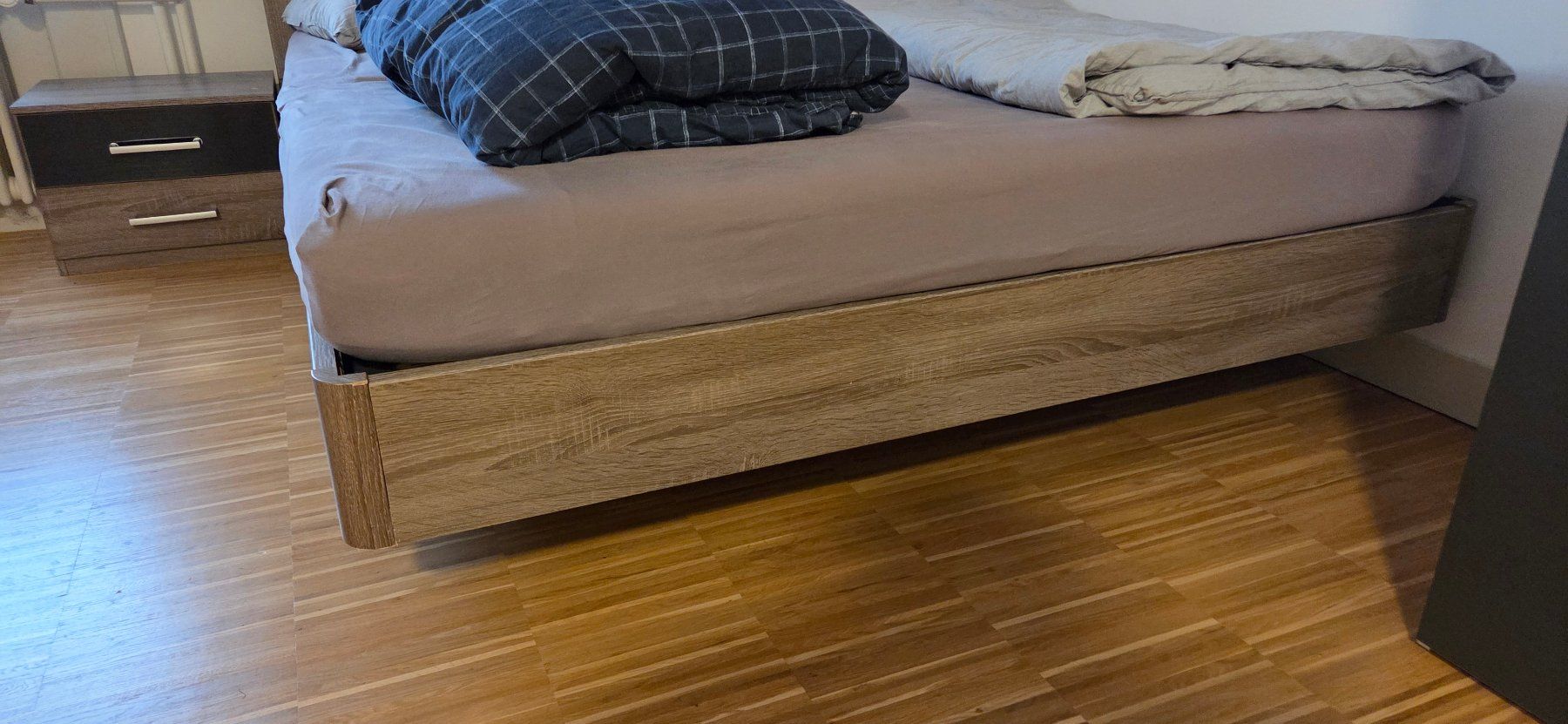 Conforama Betten: Bettgestell mit Nachttisch gebrauchter Zustand – Gebraucht aus St. Gallen von pat_66p9 1