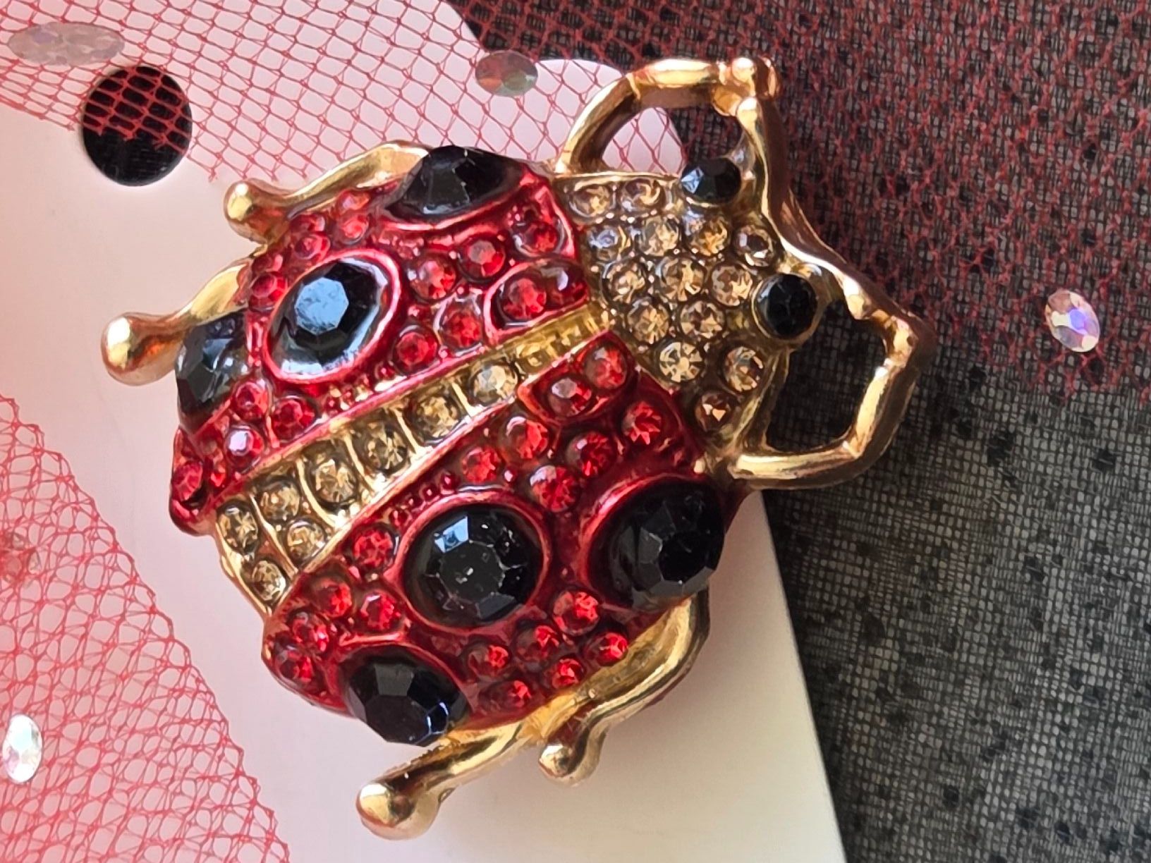 Spille & Fermagli: Marienkäfer Brosche rot goldfarben mit Steinen – Nuovo (secondo la descrizione) da Frauenfeld venduto da Schenken-mit-Herz 1