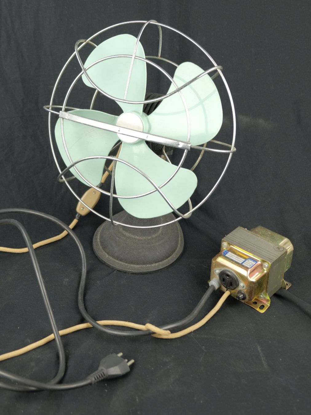 Ventilatoren: Vintage Mid-Century - Tischventilator mit Trafo - 1940er – Gebraucht aus Volketswil von brockipfannenstil