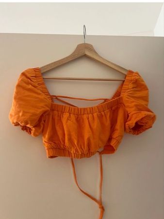 Haut court orange manches bouffantes