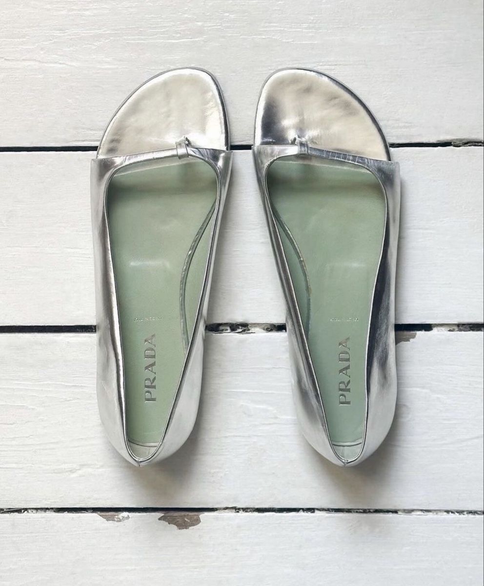 Prada Damenschuhe: Prada Ballerinas Silber Grösse 38 gebraucht – Neu (gemäss Beschreibung) aus Kilchberg ZH von jewlzsister