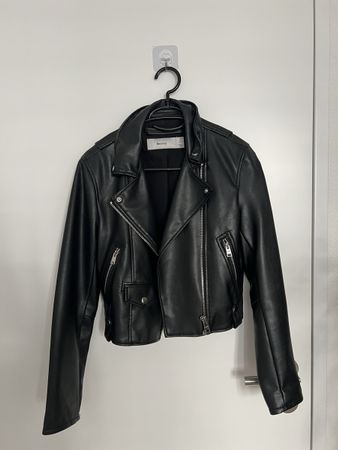 Schwarze Kunstlederjacke Bershka