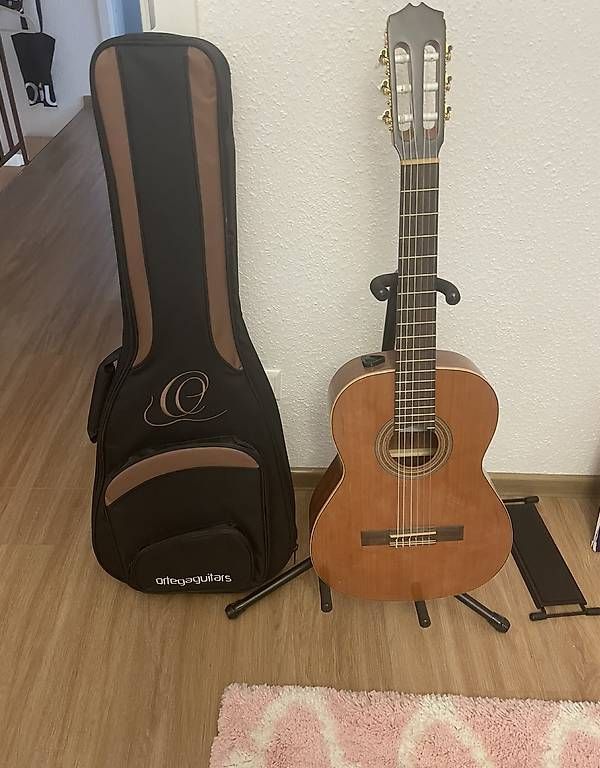 Musikinstrumente: Gitarre neu mit Zubehör  – Gebraucht aus Riehen von IvoC02