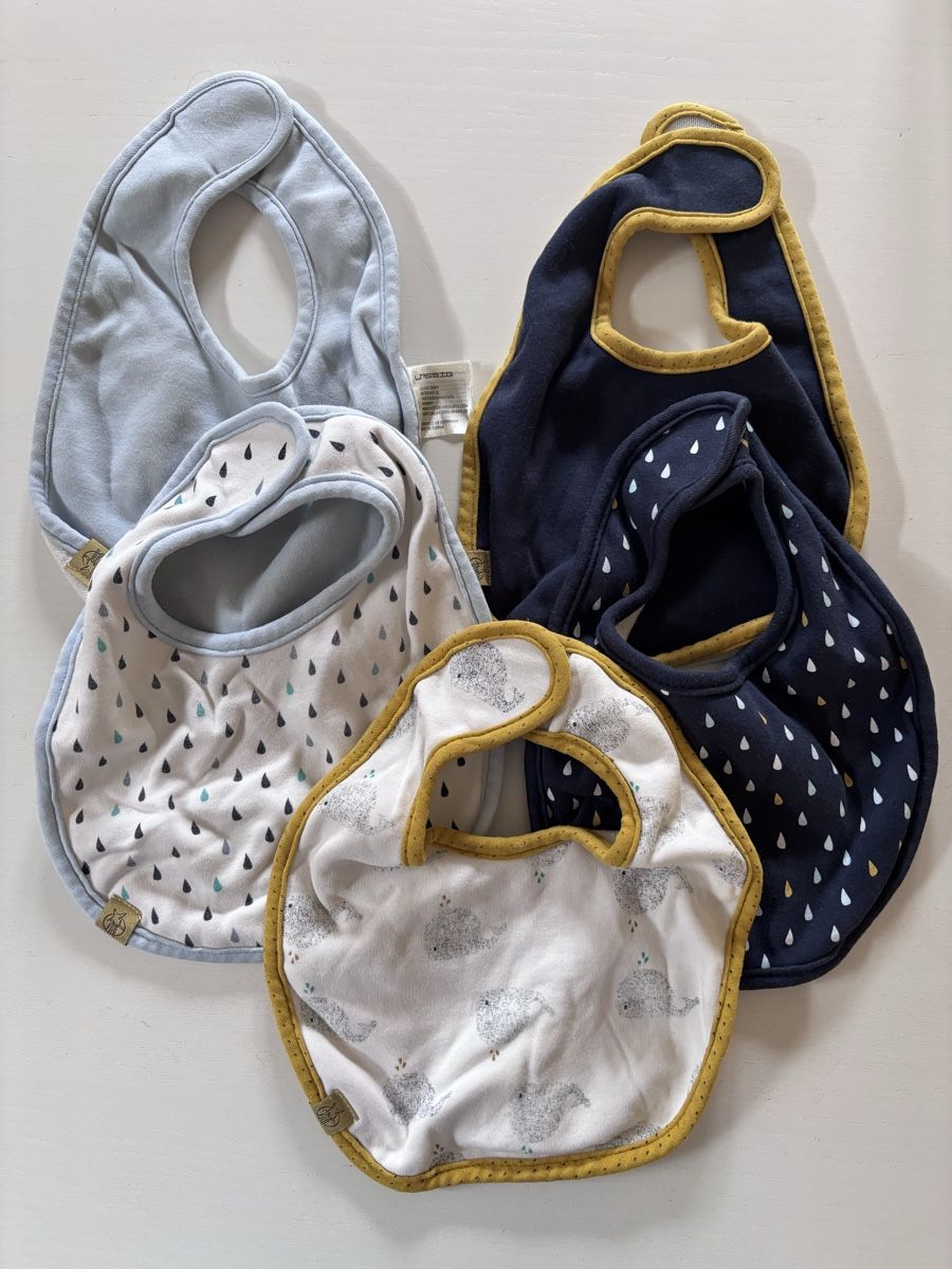 Baby-Mahlzeiten: Set de 5 bavoirs semi-imperméables – Gebraucht aus Chapelle (Glâne) von cle_pjg7