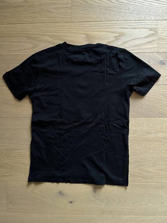 T-Shirts: T-Shirt Schwarz mit Welle – Gebraucht aus Ostermundigen von Idunn 1