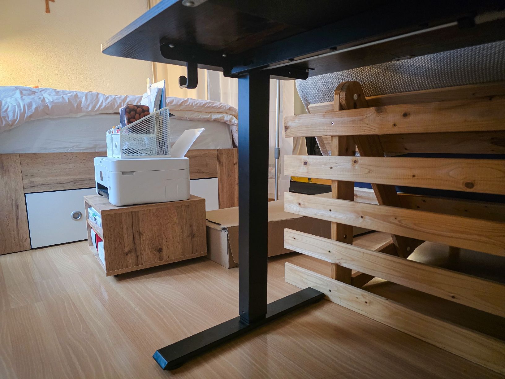 Bureaux: Standing desk dark wood effect, black metal base – D'occasion à Baden par happybrain01 2
