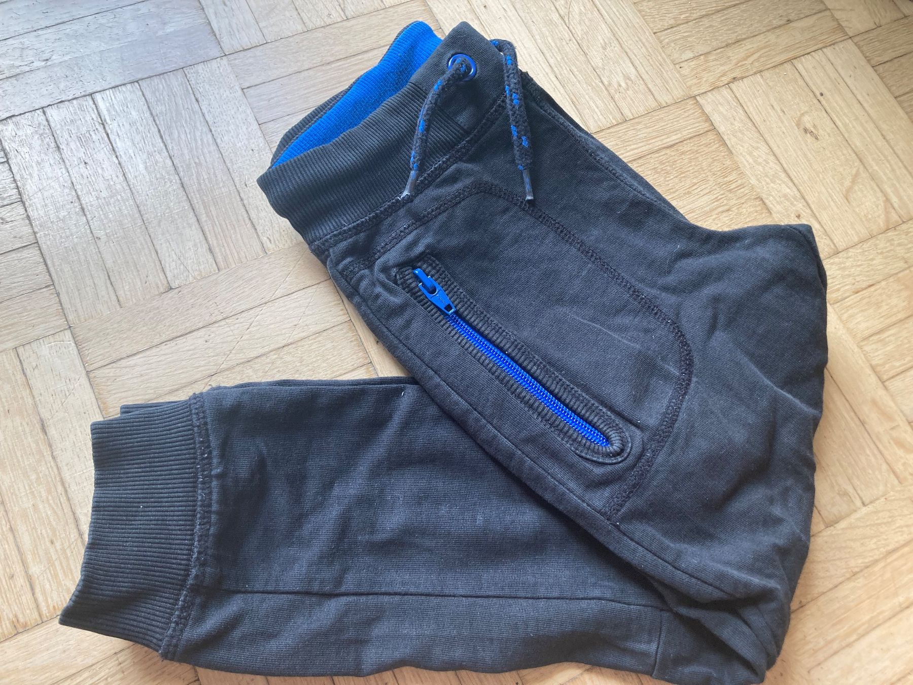 Pantalons: Jogginghose schwarz Grösse 128 – D'occasion à Zürich par strampli1216