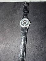 Elegante Armbanduhr mit Strass-Lünette