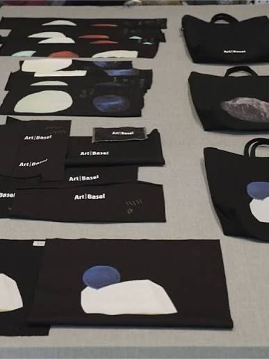 Pantalons: ArtBasel pants 2026 – Neuf avec emballage d'origine à Basel par mal_vf87 3