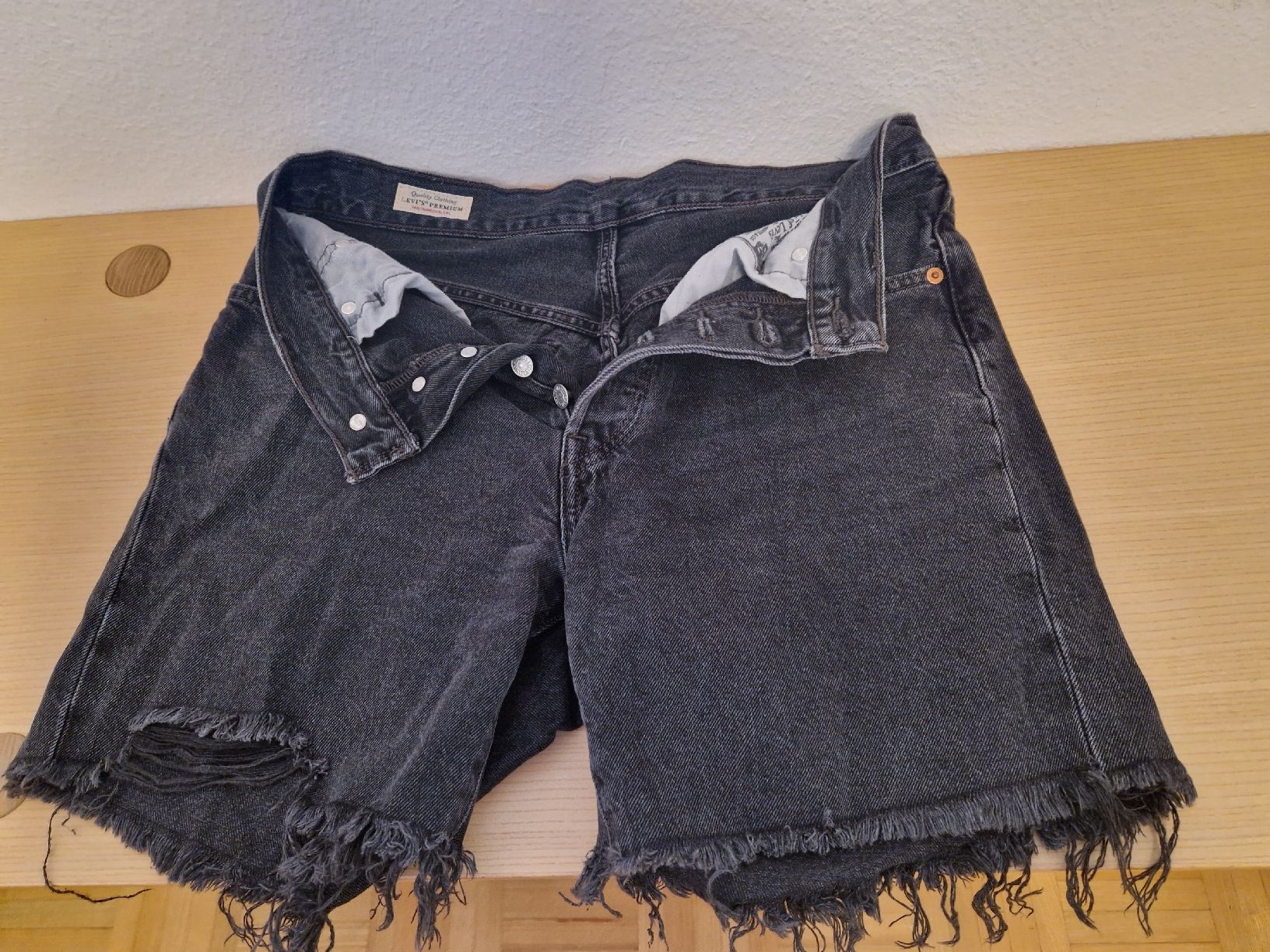 Levi's Jeans: Schwarze Levi's Jeansshorts mit Fransen – Usato da Zürich venduto da SunFlower_14 1