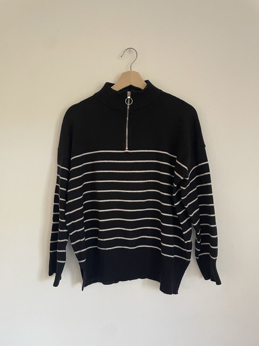 Maglioni & Felpe: Black Pullover with white strings – Usato da Zürich venduto da ros_5l6z