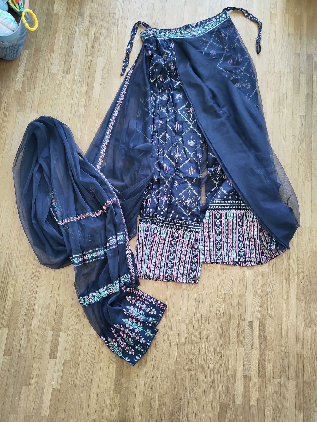 Lotti di vestiti: Damen Set Bluse und Hose mit Rock – Nuovo (secondo la descrizione) da Zürich venduto da njerryrocky 3