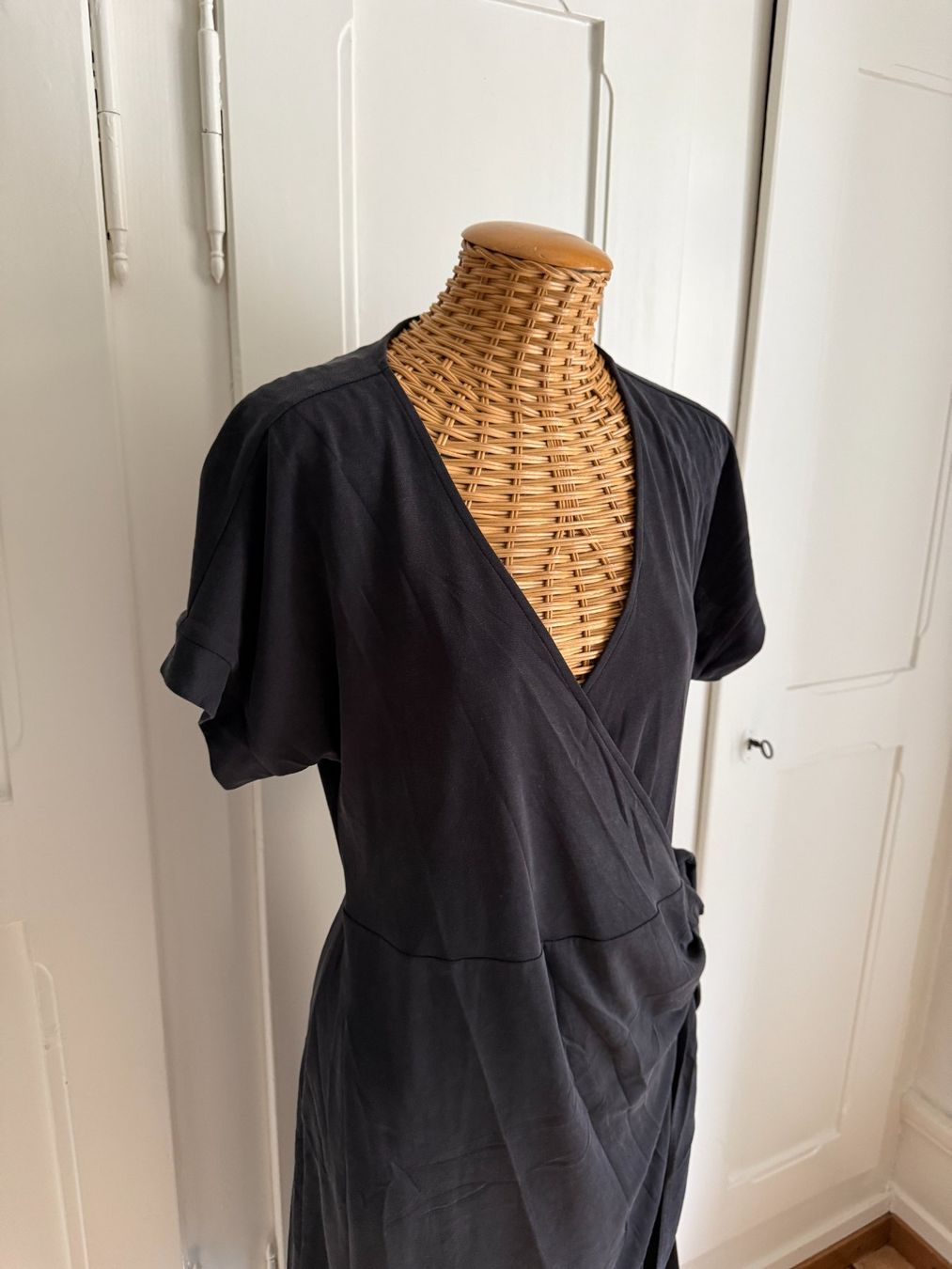 Monki Kleider: MONKI - Wickelkleid schwarz S – Gebraucht aus Zürich von Diazaio 1