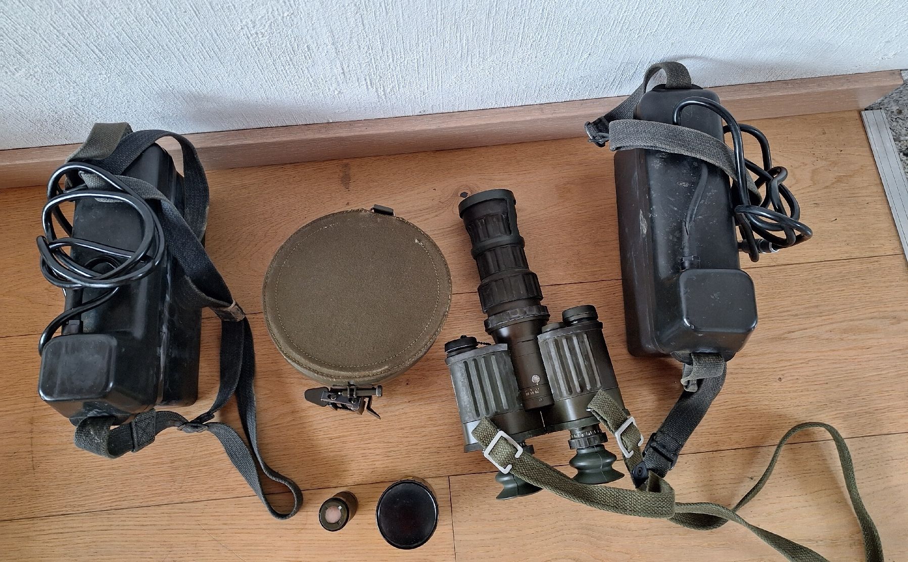 Binocoli: Nachtsichtgerät/ Armeefeldstecher IR 72 Schweizer Armee – Usato da Züberwangen venduto da Christine55 2