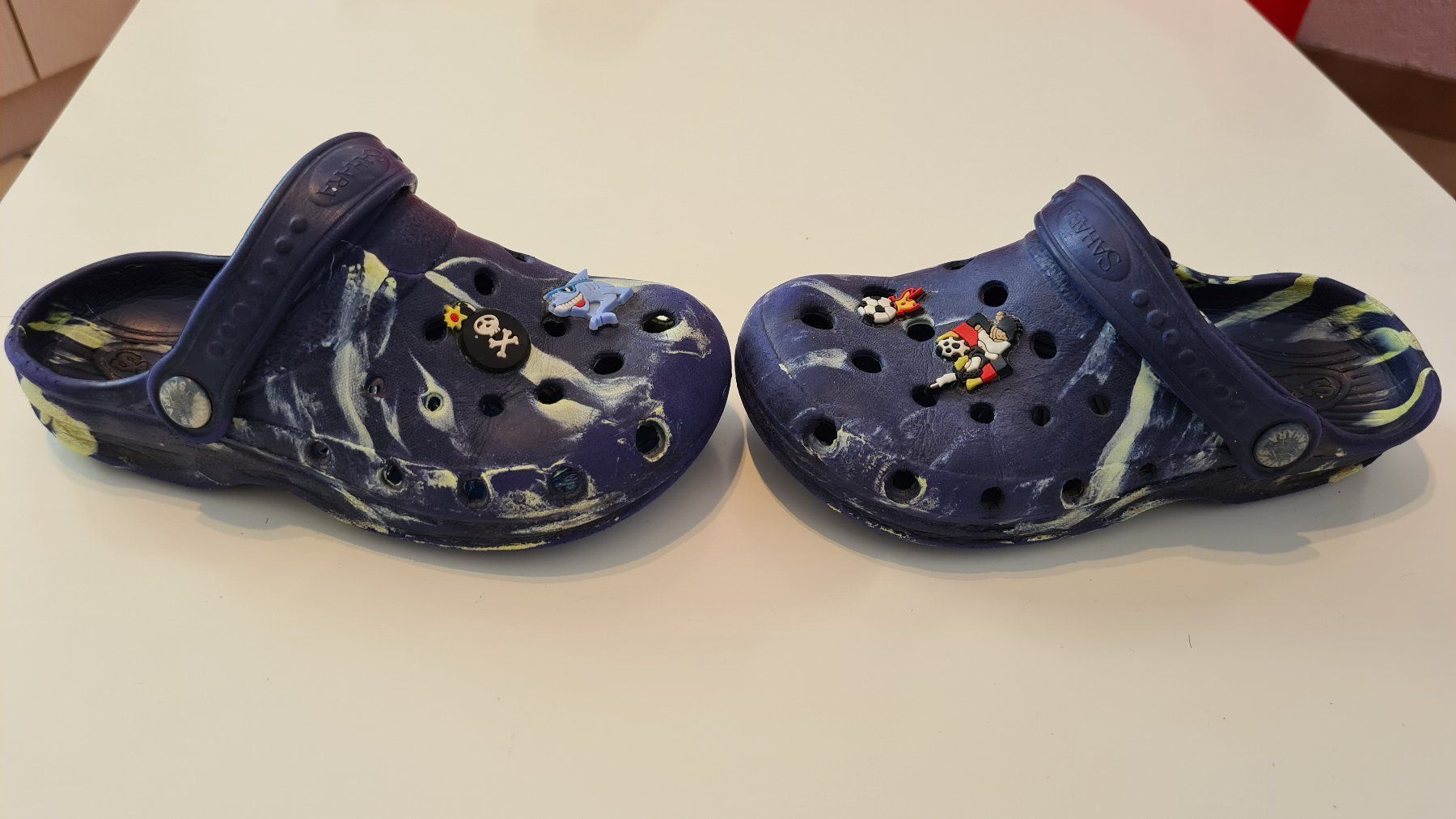 Chaussures garçon: Clogs Jungs Grösse ca. 29 mit Stickern – D'occasion à Obergösgen par schesom 2