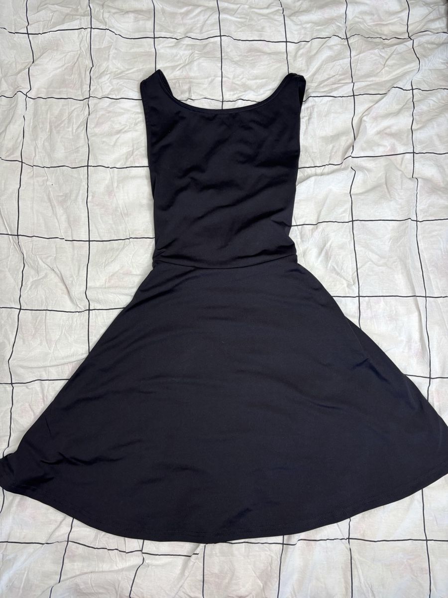 Kleider: Black Dress, Size S, Open Back, Summer, Minimalist – Gebraucht aus Bern von kri_y8h8