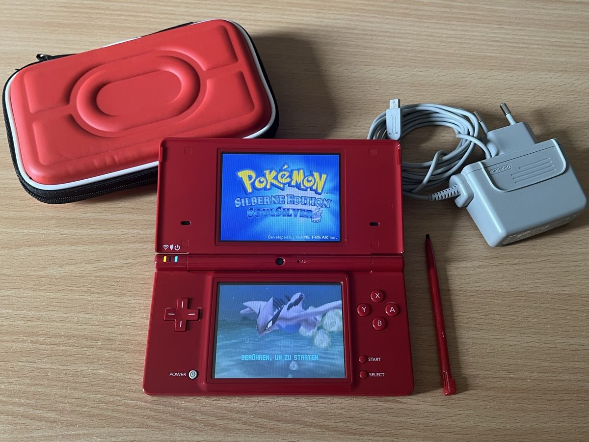 Nintendo Console: Nintendo DSi mit Pokémon Games – Usato da Dielsdorf venduto da RetroMeister