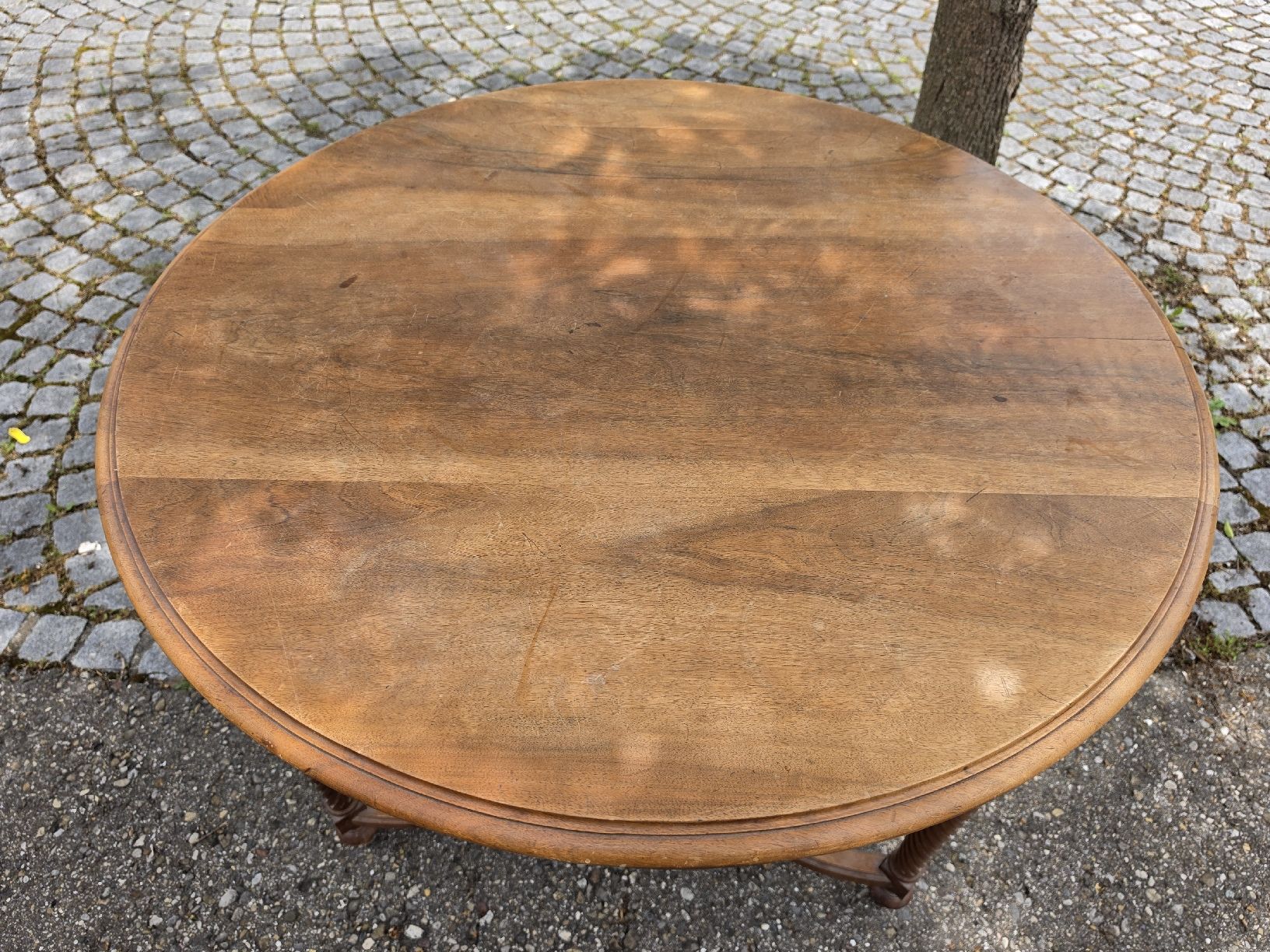 Tavoli: Antiker Nussbaum Rundtisch mit Schnitzereien,  – Usato da Mettlen venduto da elios0888 3