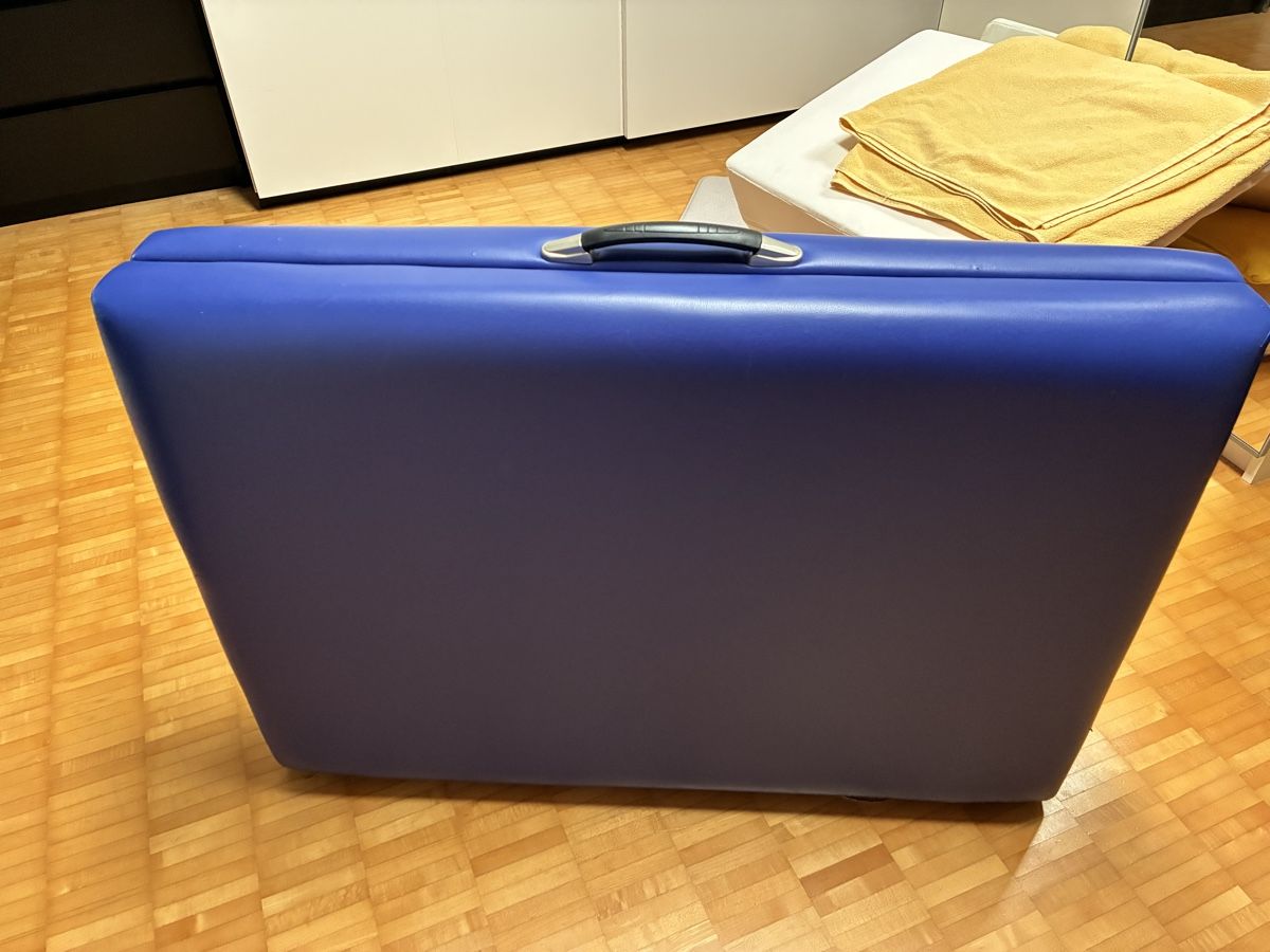 Fauteuils de soin: Klappbare Massageliege – D'occasion à Embrach par Familyklein 1