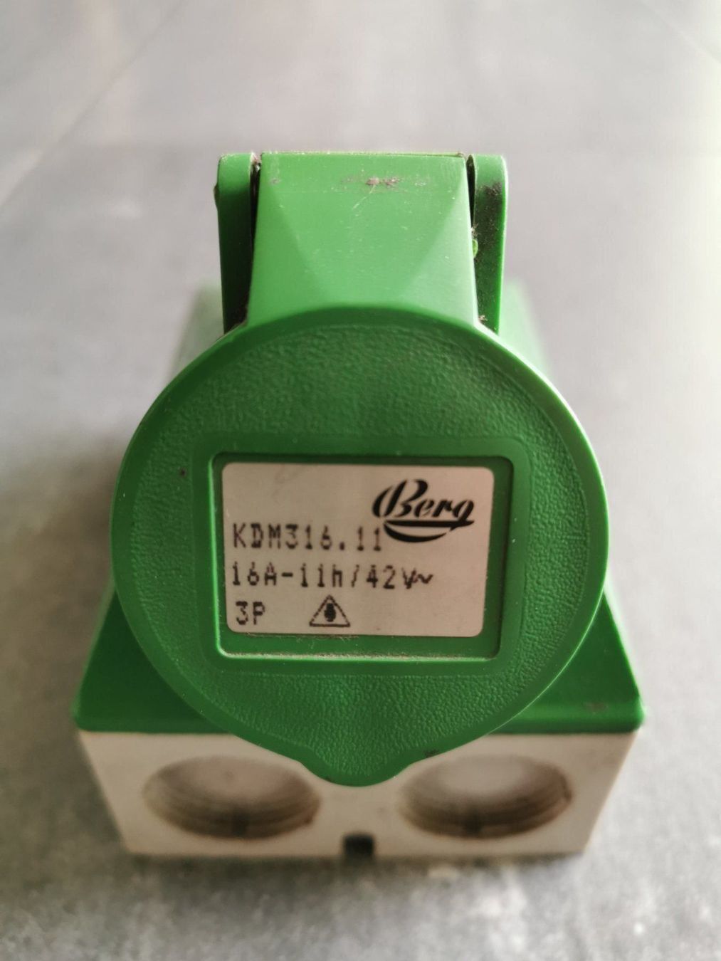 Stecker: Steckdose Mennekes 16A, 3P, 42V – Gebraucht aus Ins von joojooo 1