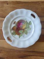 Antikes Speiseteller mit Fruchtmotiv